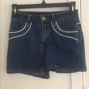 High waisted denim shorts w/ light blue detail